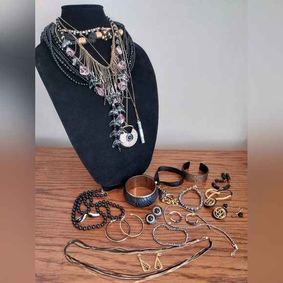 Jewelry Set with Black and Gold Accents - Picture 9 of 13